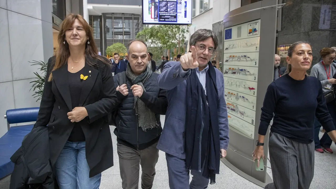 (I-D) La presidenta de Junts, Laura Borr&agrave;s; el secretario general de Junts per Catalunya, Jordi Turull; el expresidente de la Generalitat, Carles Puigdemont, y la diputada de Junts, Miriam Nogueras, a su llegada al Parlamento Europeo. EP