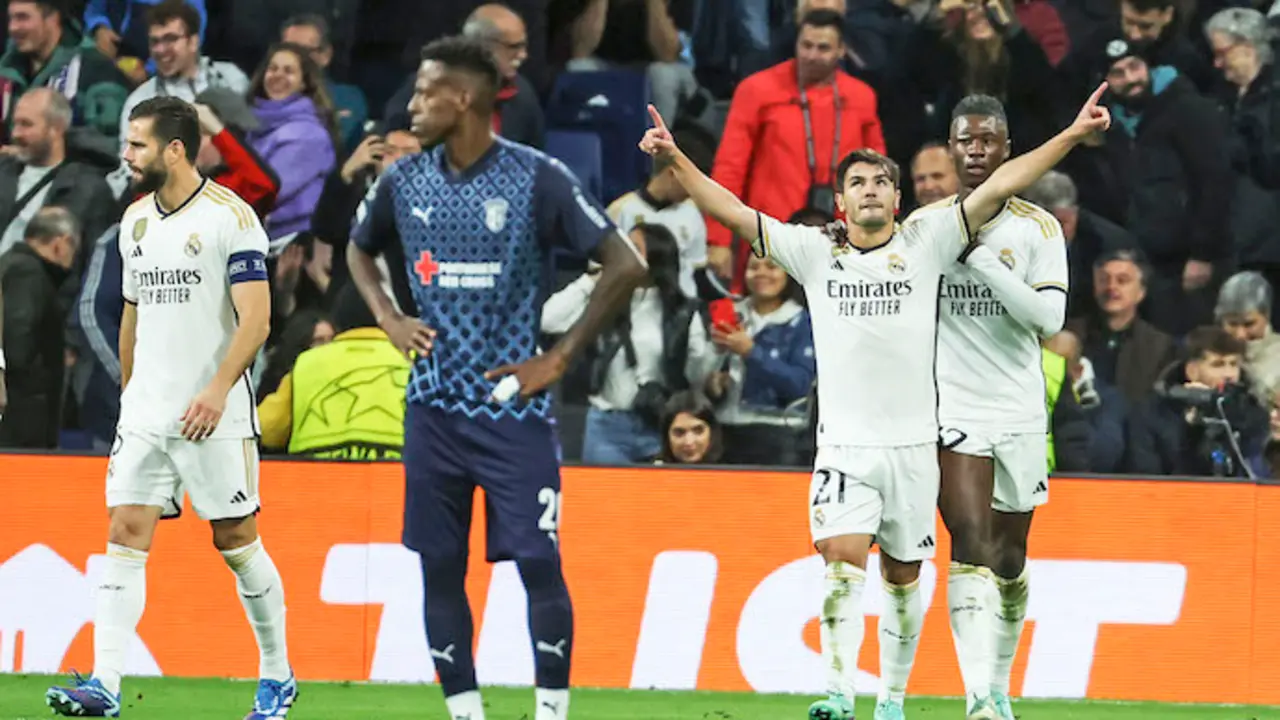El centrocampista del Real Madrid Brahim D&iacute;az (2-d) celebra tras marcar ante el Braga, durante el partido de la Liga de Campeones en el estadio Santiago Bernab&eacute;u, en Madrid. EFE/Kiko Huesca
