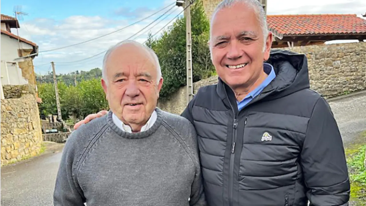 El presidente de la Asociaci&oacute;n Costa Central Altamira, Jos&eacute; Antonio Morante junto a Juan Ram&oacute;n Lucas durante su visita a nuestra regi&oacute;n.  / alerta