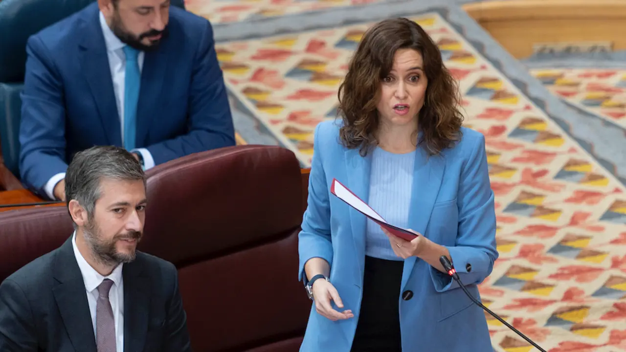 La presidenta de la Comunidad de Madrid, Isabel D&iacute;az Ayuso, interviene durante un pleno en la Asamblea de Madrid, a 8 de noviembre de 2023, en Madrid (Espa&ntilde;a). La Asamblea de Madrid acoge un nuevo Pleno, adelantado por el festivo del D&iacute;a de Nuestra Se&ntilde;ora de la Almudena, donde se tratan como temas la pol&iacute;tica nacional y los pactos del PSOE con los independentistas de cara a la investidura de Pedro S&aacute;nchez. La sesi&oacute;n plenaria ha comenzado con un minuto de silencio por el asesinato de una mujer a pu&ntilde;aladas en Getafe la semana pasada, un caso que se investiga como posible violencia machista.
Fecha: 08/11/2023. leer menos

Firma: Alberto Ortega / Europa Press