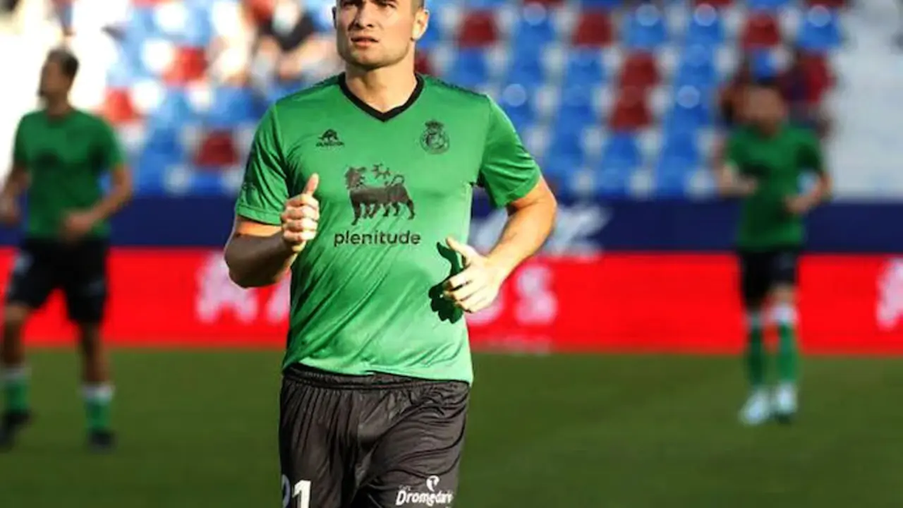 El futbolista del Racing, Aritz Aldasoro. / laliga hypermotion