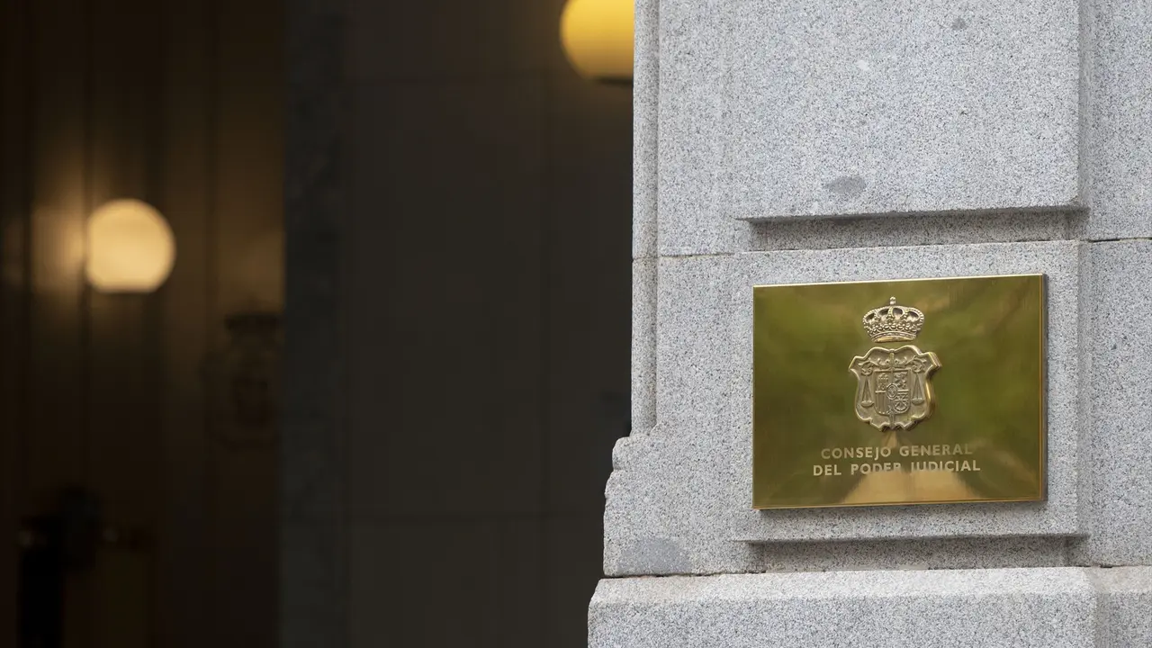 Placa en una columna del Consejo General del Poder Judicial, en el CGPJ. EP / Alberto Ortega