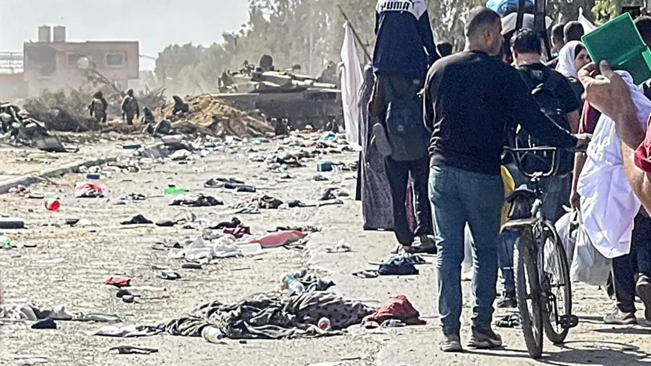Contin&uacute;a el desplazamiento de palestinos dentro de la Franja de Gaza. EFE / MOHAMMED SABER