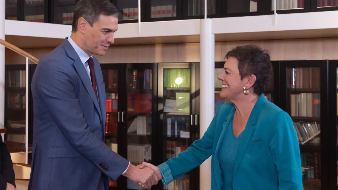 (I-D) El secretario de Organizaci&oacute;n del Partido Socialista, Santos Cerd&aacute;n y el presidente del Gobierno en funciones, Pedro S&aacute;nchez, reciben a la portavoz de EH Bildu en el Congreso de los Diputados, Mertxe Aizpurua, durante su ronda de contactos.  EP / Eduardo Parra