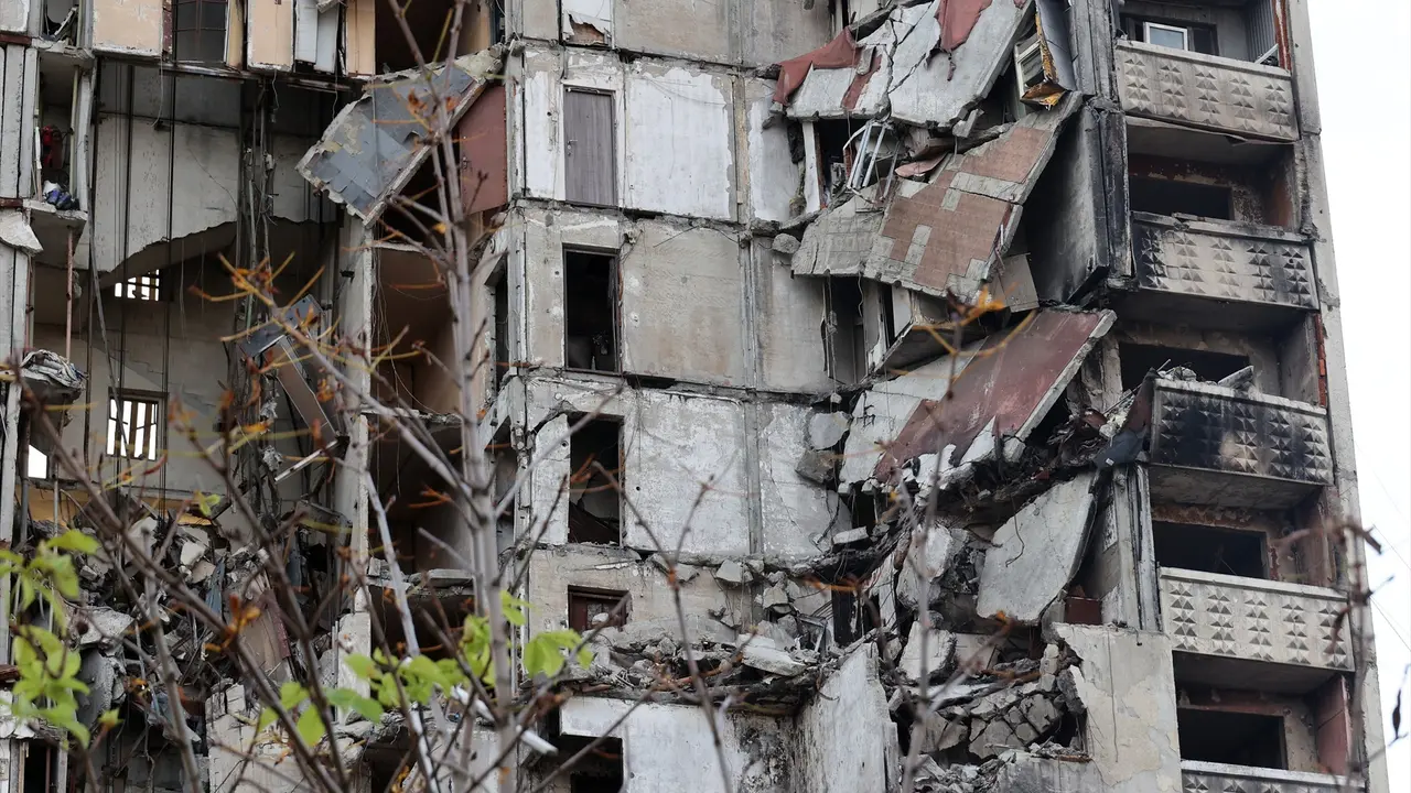 Un edificio residencial destruido por los bombardeos. EP / Vyacheslav Madiyevskyy