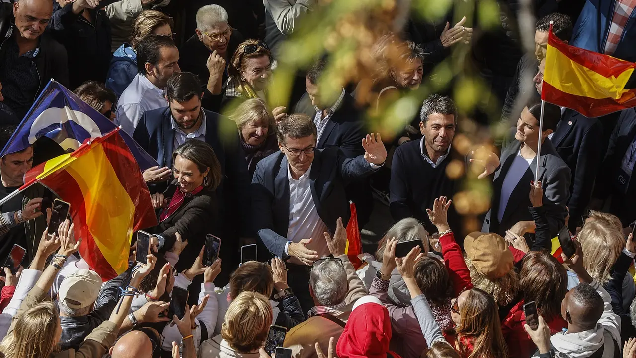 (I-D) La secretaria general del Partido Popular, Cuca Gamarra, el presidente del Partido Popular, Alberto N&uacute;&ntilde;ez Feij&oacute;o, y el presidente del PPCV y presidente de la Generalitat Valenciana, Carlos Maz&oacute;n, durante un acto del PP contra la amnist&iacute;a, la semana pasada en Valencia. EP / Rober Solsona