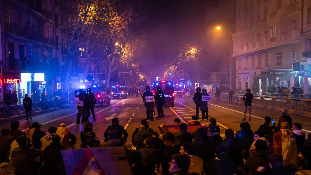 Manifestantes frente a agentes de Polic&iacute;a Nacional durante una protesta en la calle Ferraz. EP / Matias Chiofalo