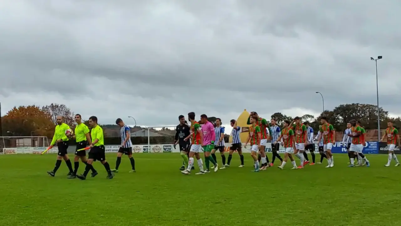 Los jugadores saltando al terreno de juego para finalizar con la Gimn&aacute;stica de Torrelavega perdiendo.
