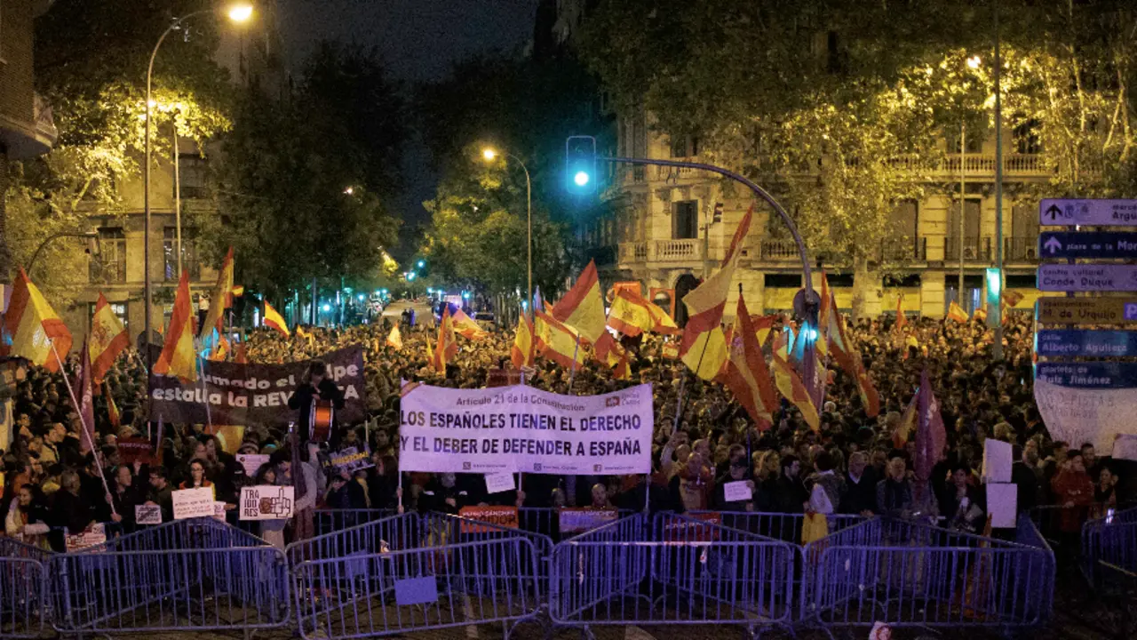 Miles de personas portan carteles y pancartas frente a la Polic&iacute;a, durante una protesta en la calle Ferraz, a 10 de noviembre de 2023, en Madrid (Espa&ntilde;a). Centenares de personas se han vuelto a concentrar frente a la sede del PSOE en la calle Ferraz en la octava jornada de protestas despu&eacute;s de que la noche de ayer, 9 de noviembre terminase con cargas policiales y 24 detenidos. La jornada de hoy ha estado marcada por la firma de acuerdo del PNV y Coalici&oacute;n Canaria para investir al presidente del Gobierno en funciones y candidato a la reelecci&oacute;n, Pedro S&aacute;nchez, y tras el pacto entre el PSOE y Junts ayer en Bruselas. El pacto con Junts incluye una posible ley de amnist&iacute;a a los condenados del &lsquo;proc&eacute;s&rsquo;. La concentraci&oacute;n ha coincidido con otras en ciudades como Santander, Barcelona, Valencia, Bilbao o M&eacute;rida, entre otras.
Fecha: 10/11/2023. leer menos

Firma: Alejandro Mart&iacute;nez V&eacute;lez / Europa Press
