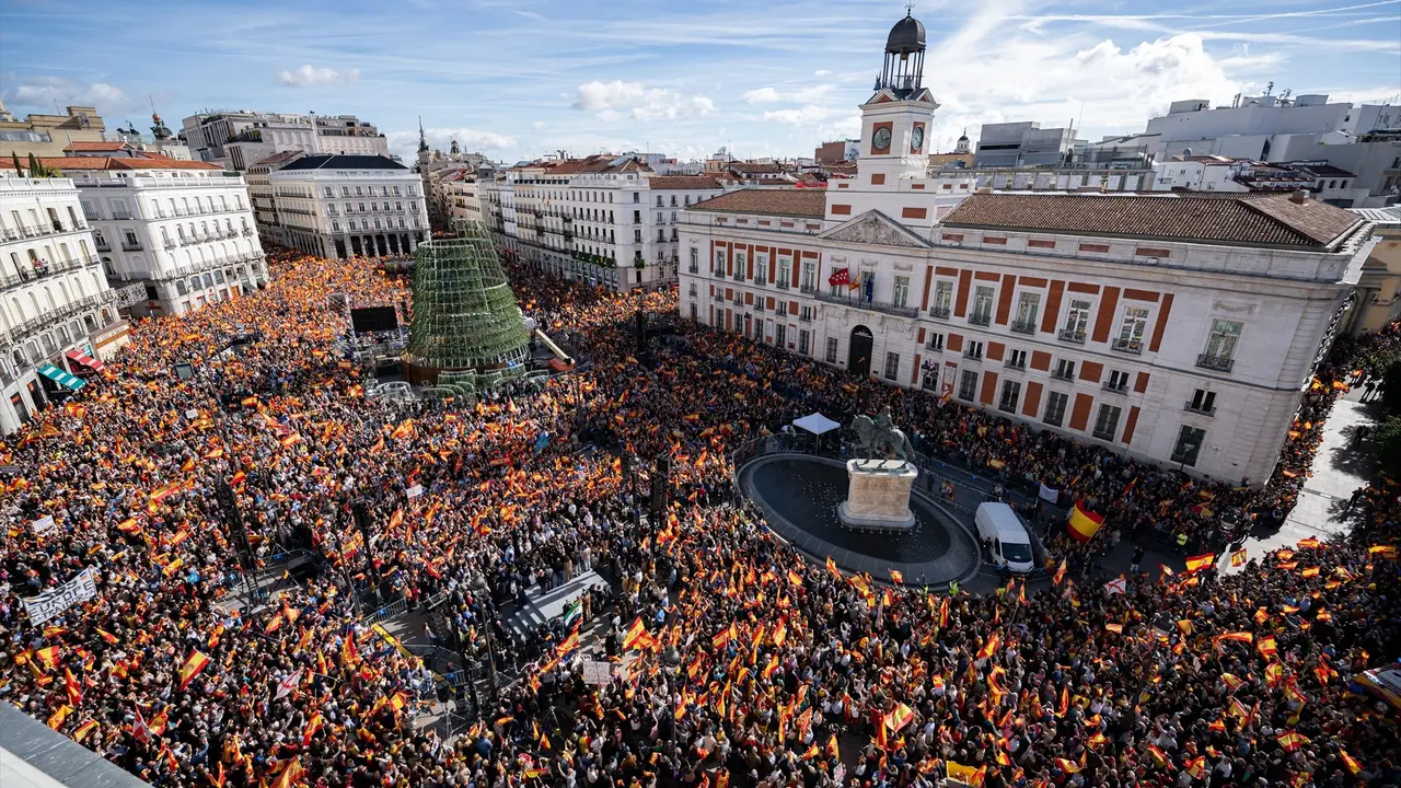 Miles de manifestantes durante una concentraci&oacute;n contra la amnist&iacute;a en la Puerta del Sol en Madrid. EP / Diego Radam&eacute;s