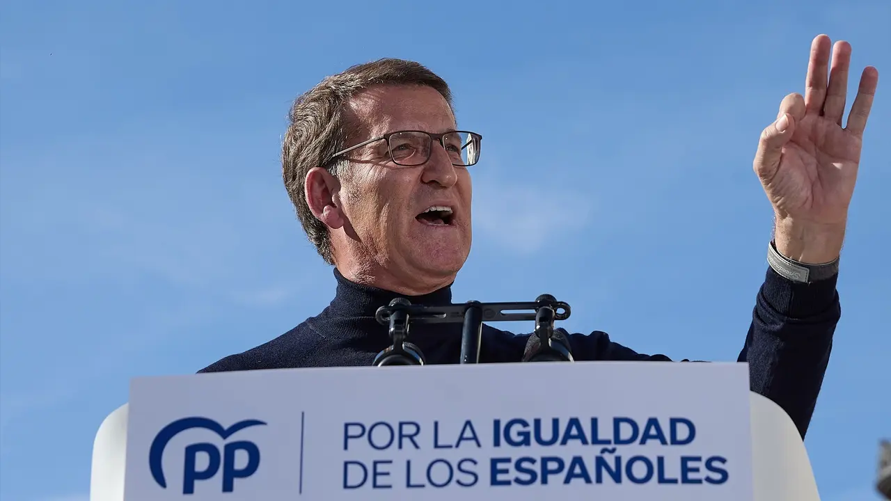 El presidente del PP, Alberto N&uacute;&ntilde;ez Feij&oacute;o, interviene durante una manifestaci&oacute;n contra la amnist&iacute;a, en la Puerta del Sol. EP / Jes&uacute;s Hell&iacute;n