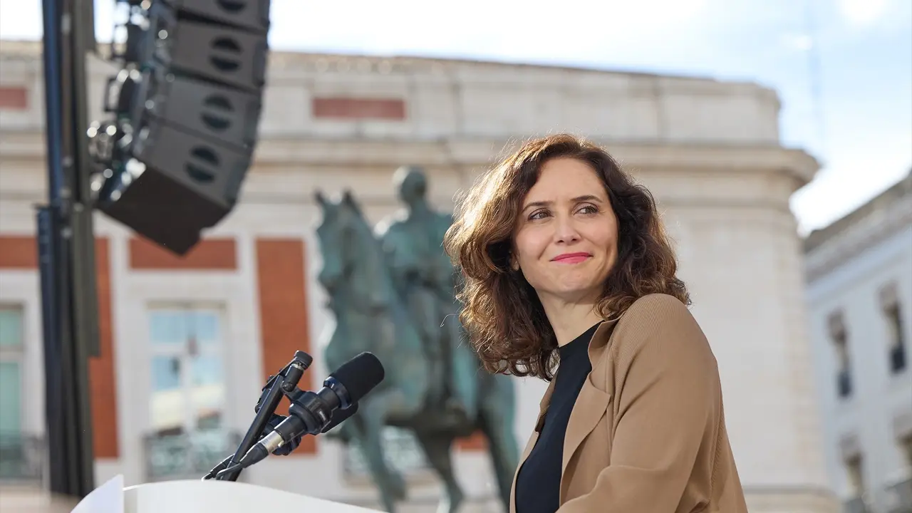La presidenta de la Comunidad de Madrid y del PP de Madrid, Isabel D&iacute;az Ayuso, interviene durante una manifestaci&oacute;n contra la amnist&iacute;a, en la Puerta del Sol. EP / Jes&uacute;s Hell&iacute;n