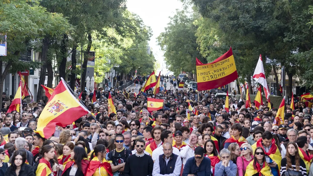 Cientos de personas durante una manifestaci&oacute;n contra la amnist&iacute;a, frente a la sede del PSOE. EP / A. P&eacute;rez Meca