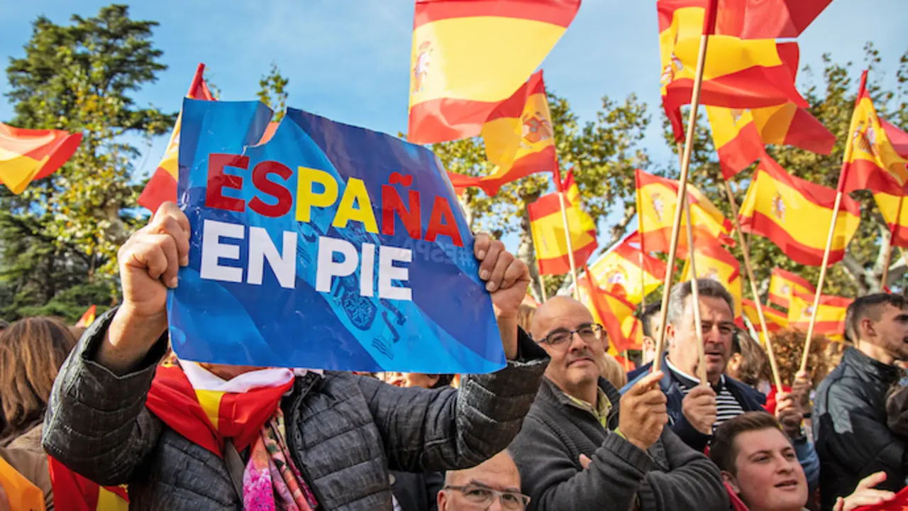 LOGRO&Ntilde;O 12/11/2023.- La manifestaci&oacute;n convocada por el PP en protesta contra una futura ley de amnist&iacute;a ha congregado este domingo a m&aacute;s de 25.000 personas en el c&eacute;ntrico paseo del Espol&oacute;n de Logro&ntilde;o.-EFE/ Raquel Manzanares
