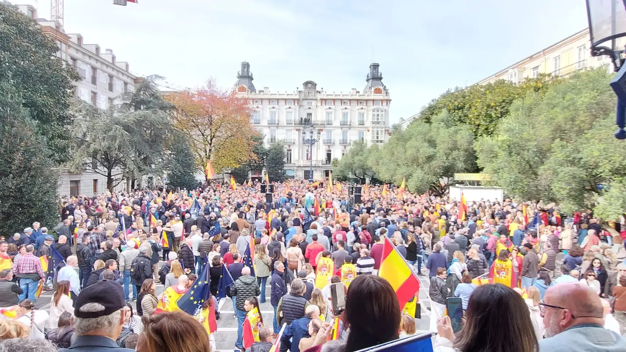 La Plaza de Pombo en Santander acogi&oacute; ayer a miles de personas que se manifestaron contra las pol&iacute;ticas del PSOE. / MARIANO MORA