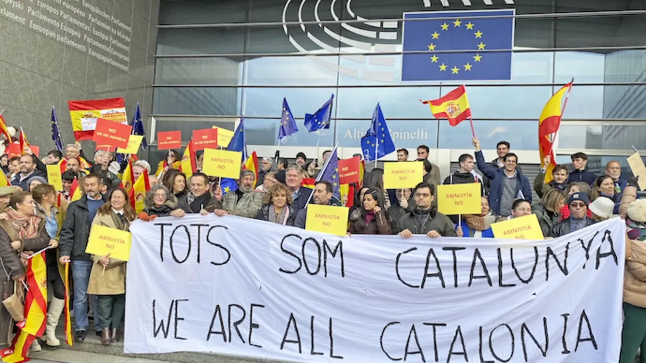 BRUSELAS (B&eacute;lgica), 12/11/2023.- Concentraci&oacute;n ante la puerta principal del Parlamento Europeo en Bruselas, este domingo, en contra la ley de amnist&iacute;a que permitir&aacute; la investidura de Pedro S&aacute;nchez, en la que participaron entre otros los eurodiputados del PP Dolors Montserrat y Antonio L&oacute;pez-Isturiz, as&iacute; como Mait&eacute; Pagarzaurtund&uacute;a, Eva Poptcheva (Ciudadanos) y Margarita de la Pisa (Vox). EFE/Catalina Guerrero
