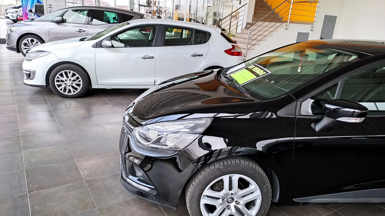 Coches usados en un concesionario. EP
