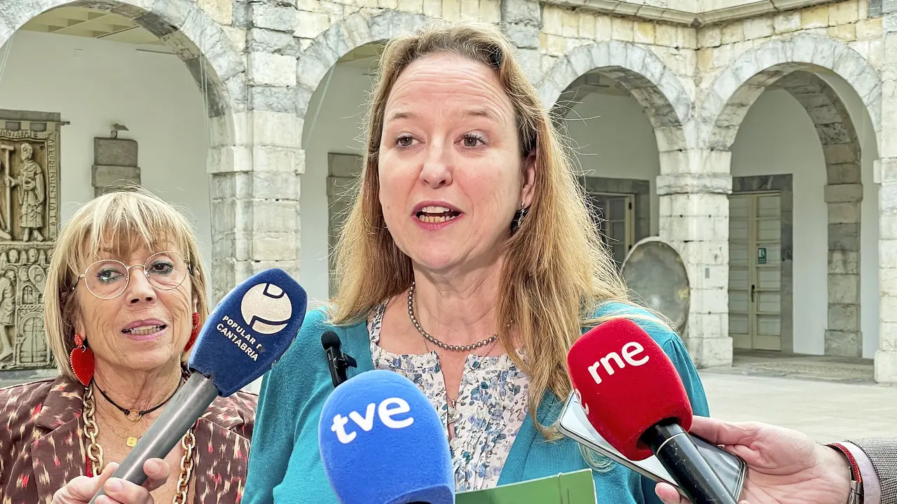 SANTANDER, 13/11/2023.- La portavoz parlamentaria de Vox en Cantabria, Leticia D&iacute;az (c), anuncia el registro de una enmienda a la totalidad de los presupuestos del Gobierno del Partido Popular, este lunes en Santander. El grupo parlamentario Vox ha presentado una enmienda a la totalidad de los presupuestos de Cantabria, al considerar que son "m&aacute;s de lo mismo" y que "no cambia nada" respecto al anterior Gobierno PRC-PSOE. EFE/ Pablo Ayerbe
