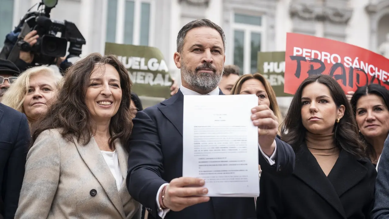 El l&iacute;der de Vox, Santiago Abascal (c), posa con una querella junto a sus diputados, en el Tribunal Supremo. EP / A. P&eacute;rez Meca