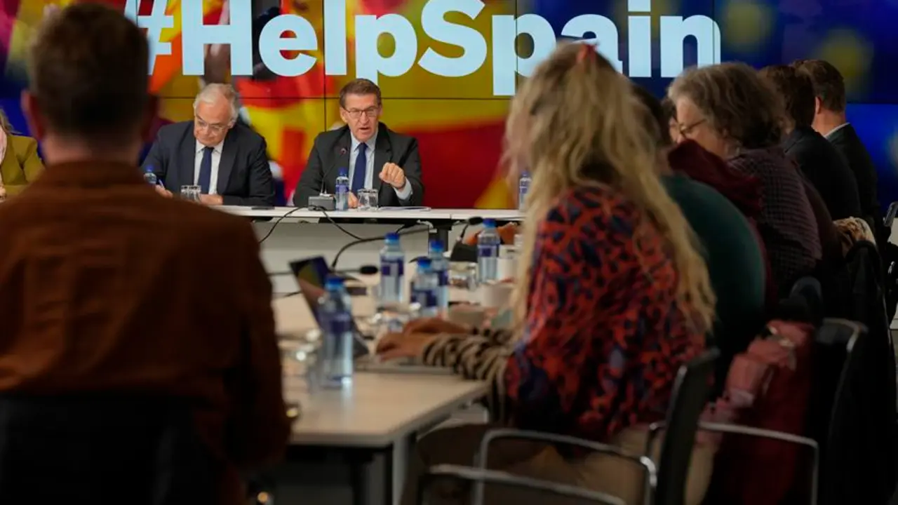 .-El l&iacute;der del PP, Alberto N&uacute;&ntilde;ez Feij&oacute;o, mantiene este martes una reuni&oacute;n con una treintena de corresponsales extranjeros en Espa&ntilde;a. EFE / Tarek