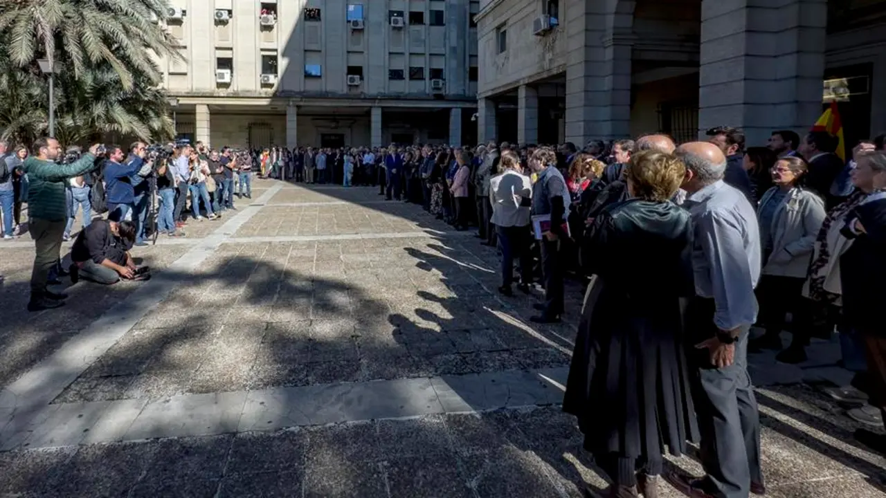 Concentraci&oacute;n de jueces ante la Audiencia Provincial de Sevilla este martes que, junto con las realizadas en C&aacute;diz, Huelva y Ja&eacute;n, han protestado contra el acuerdo del PSOE y Junts. EFE / David Arjona