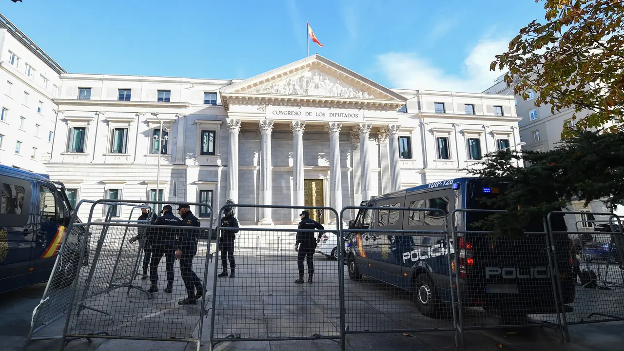 Un furg&oacute;n de la Polic&iacute;a Nacional controla la zona del Congreso de los Diputados. EP / Gustavo Valiente