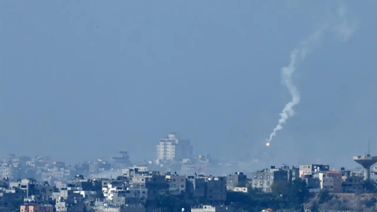 Bombardeo sobre una localidad del norte de Gaza. EFE / ATEF SAFADI