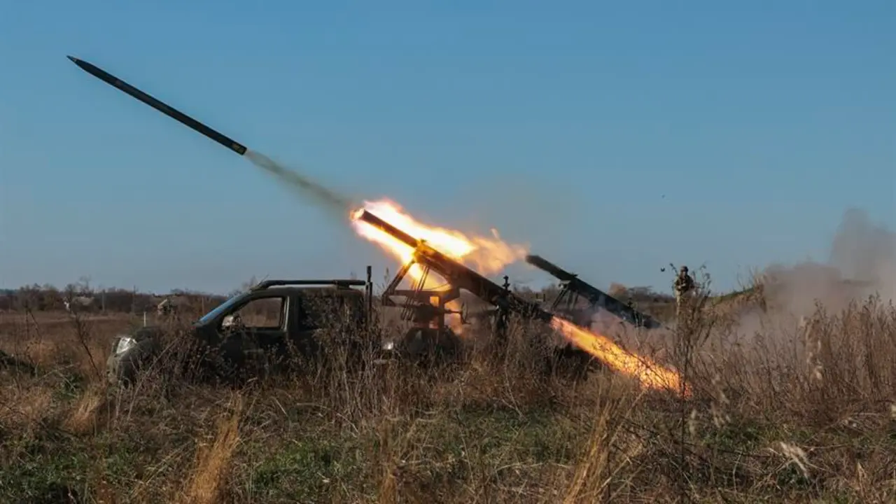Soldados ucranianos disparan lanzacohetes Partizan en primera l&iacute;nea en la zona de Zaporiyia, Ucrania. EFE / KATERYNA KLOCHKO