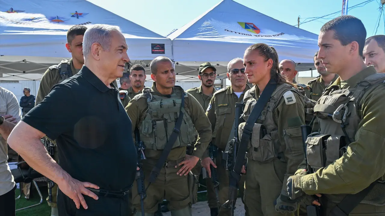 El primer ministro israel&iacute;, Benjam&iacute;n Netanyahu, con soldados. / Kobi Gideon