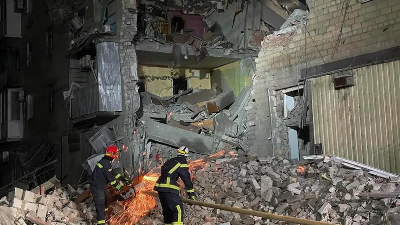 Los bomberos en uno de los edificios destruidos por un ataque. / EFE