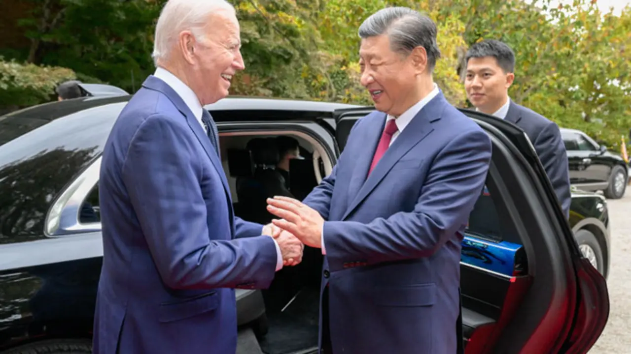 El presidente estadounidense, Joe Biden, se despide del presidente chino, Xi Jinping, tras su reuni&oacute;n en San Francisco (EE. UU.). EFE/EPA/XINHUA