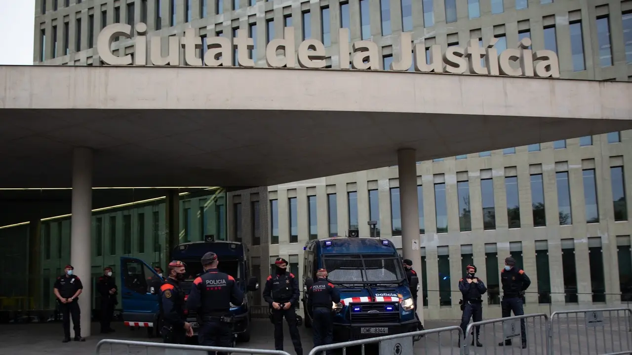 Mossos d'Esquadra ante la Ciutat de la Just&iacute;cia. / Alerta