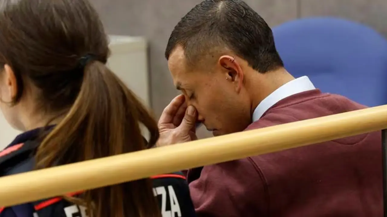 La Audiencia Provincial de Bizkaia ha arrancado este lunes el primer juicio contra el presunto autor de varias muertes de hombres en Bilbao (d). EFE/Miguel To&ntilde;a