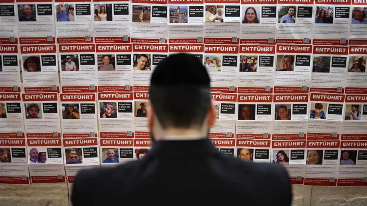 carteles con fotos de los rehenes secuestrados por Ham&aacute;s en la sinagoga de Muenstersche Strasse en Berlin. EFE / CLEMENS BILAN