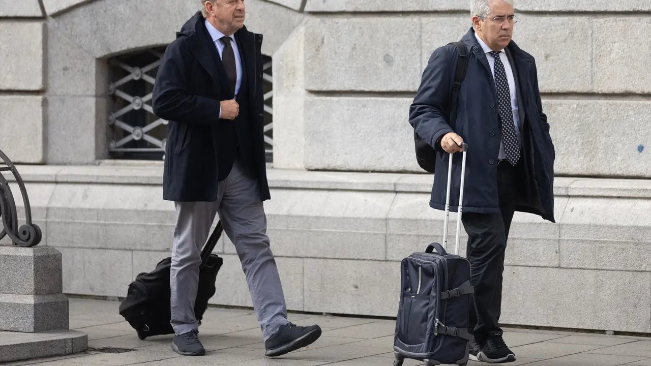 El exconsejero de la Presidencia en el Govern de Artur Mas Francesc Homs (d) a su llegada al juicio contra Puigdemont, Junqueras, Mas y otros ex altos cargos catalanes, en el Tribunal de Cuentas. EP / Eduardo Parra