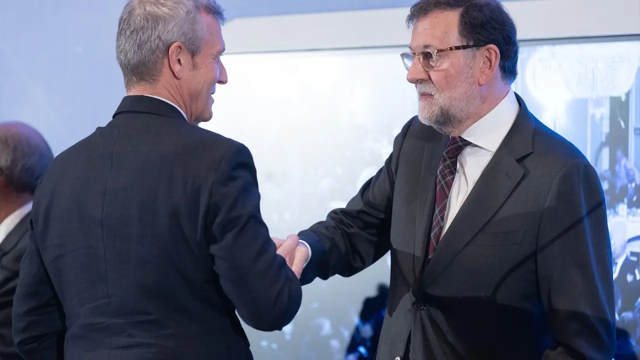 El presidente de la Xunta de Galicia, Alfonso Rueda (i), saluda al expresidente del Gobierno Mariano Rajoy (d). EP / Eduardo Parra