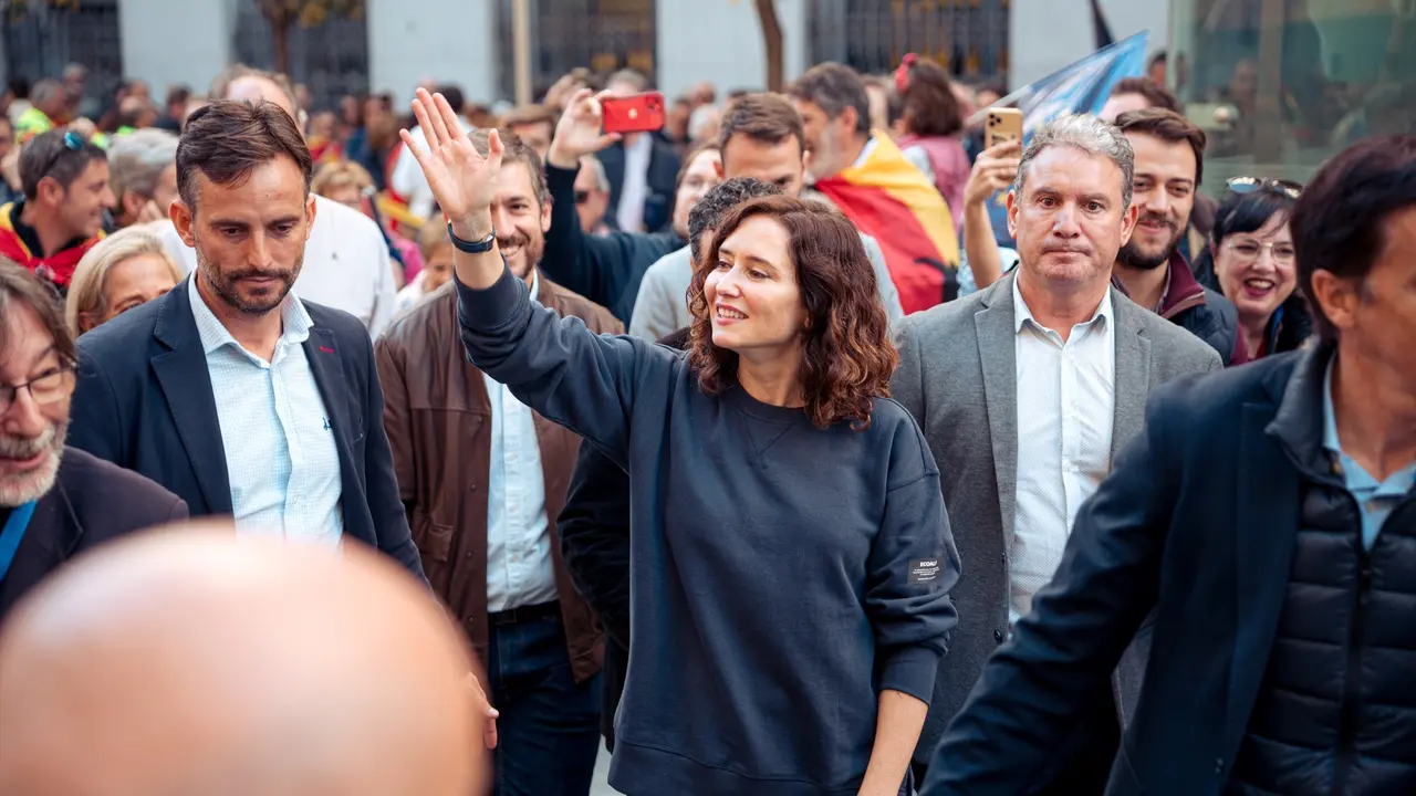 La presidenta de la Comunidad de Madrid, Isabel D&iacute;az Ayuso (c), durante una manifestaci&oacute;n contra la amnist&iacute;a. EP / Gabriel Luengas
