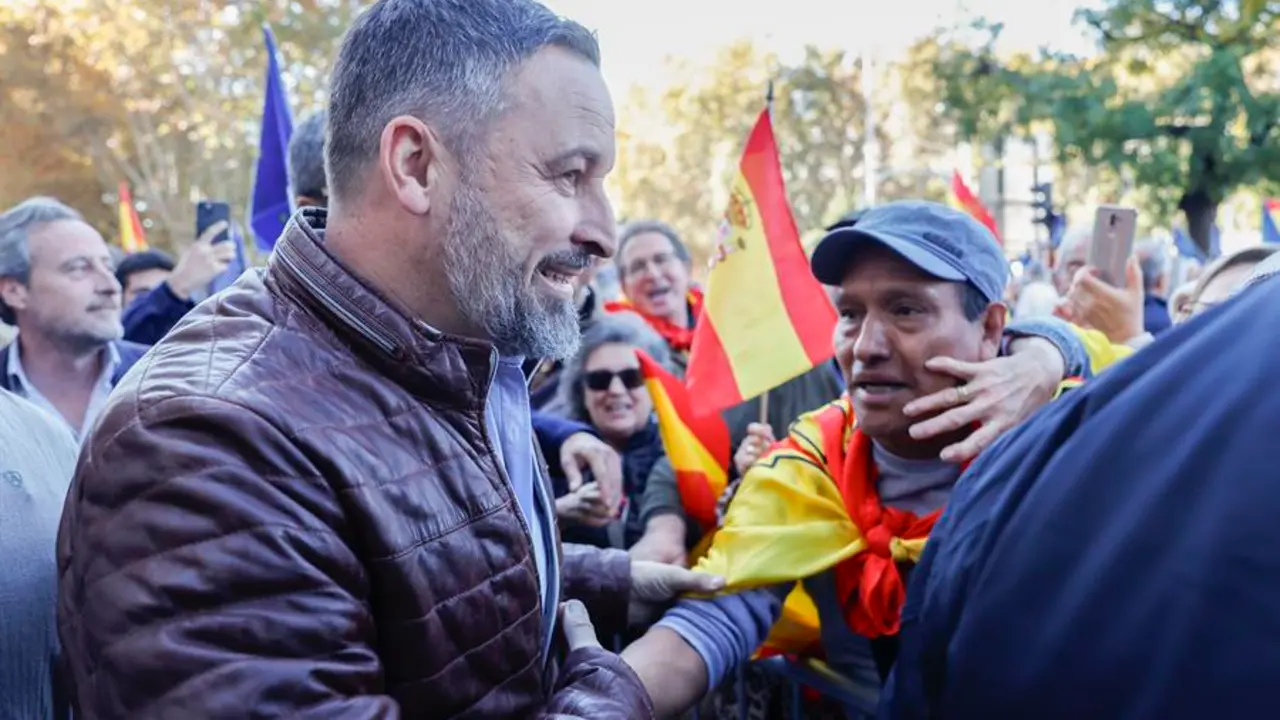 El l&iacute;der de Vox, Santiago Abascal (i), salida a los asistentes a la manifestaci&oacute;n en Madrid. EFE / Juanjo Martin