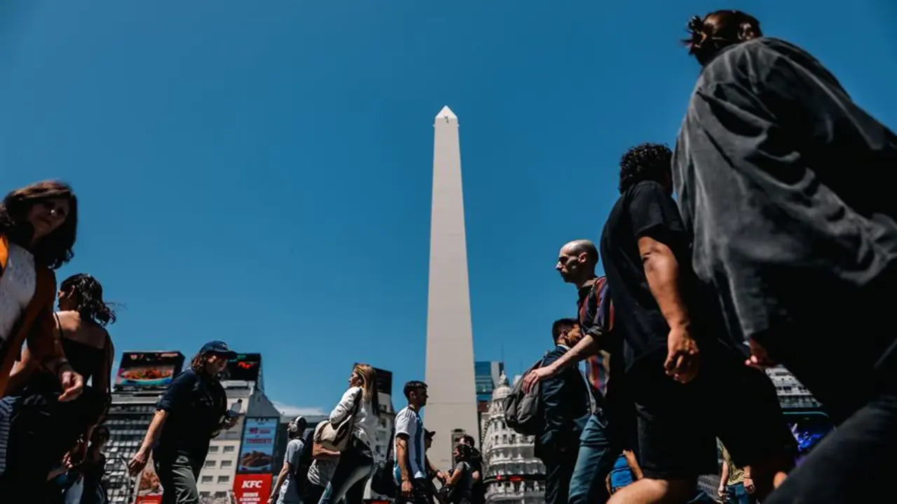 ersonas caminan por una calle en Buenos Aires (Argentina). EFE / Juan Ignacio Roncoroni