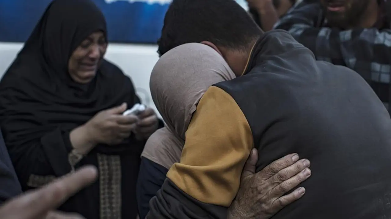 Palestinos lloran tras un bombardeo en Gaza. EFE / HAITHAM IMAD
