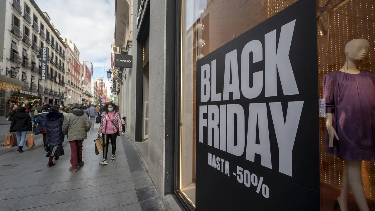 Un cartel publicitario anuncia rebajas con motivo del Black Friday. Ep / Alberto Ortega