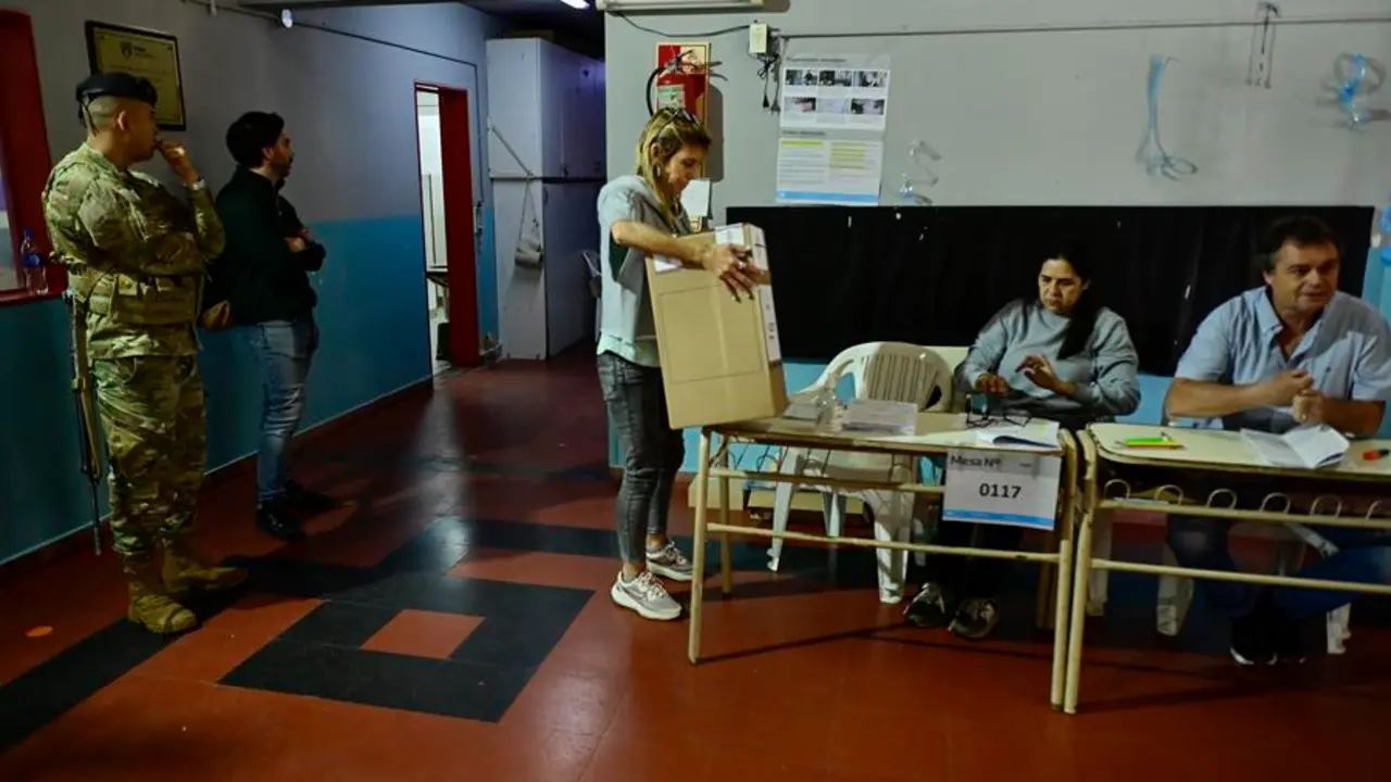 Jurados organizan un puesto de votaciones en Buenos Aires (Argentina). EFE / Mat&iacute;as Mart&iacute;n Campaya