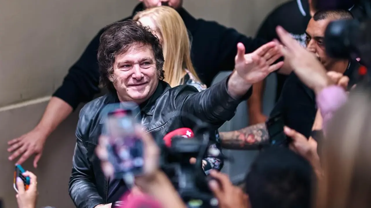 El candidato a la Presidencia de Argentina de La Libertad Avanza, Javier Milei saluda a sus seguidores tras votar en Buenos Aires. EFE / Juan Ignacio Roncoroni