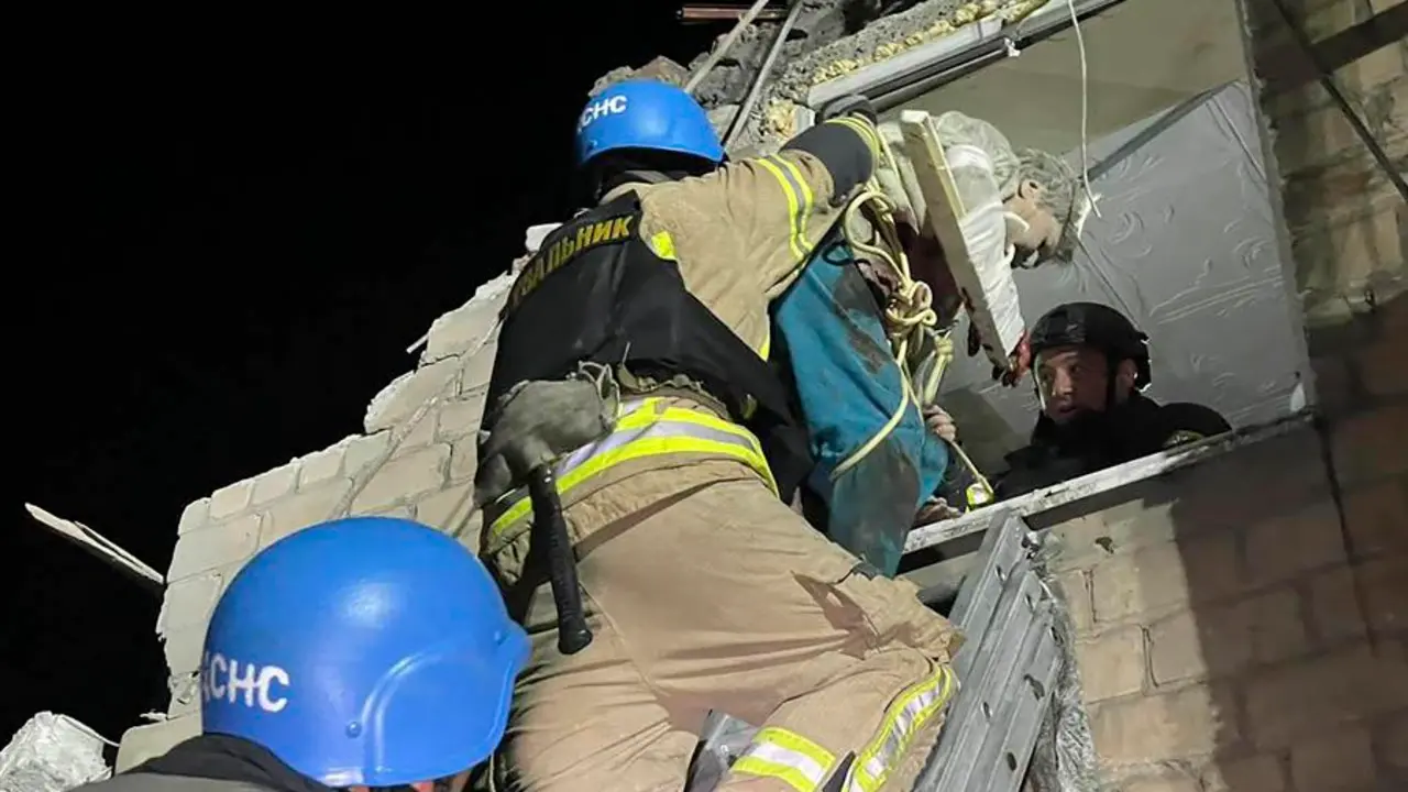 Bomberos ucranianos en una infraestructura da&ntilde;ada por Rusia. / EFE