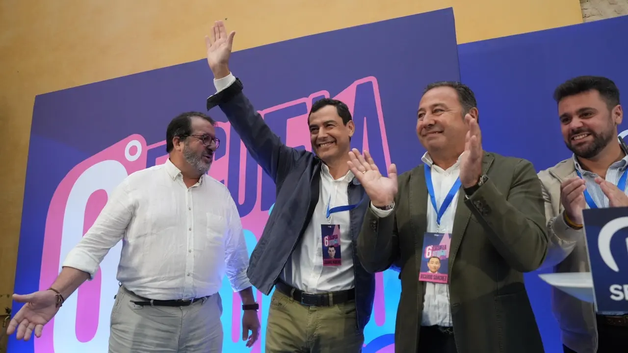 El presidente del PP andaluz, Juanma Moreno, saluda a los asistentes a la 6&ordf; Escuela de Oto&ntilde;o del PP de Sevilla. EP