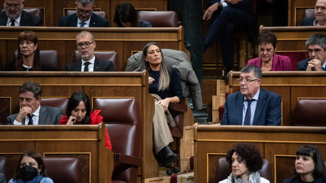 La diputada y portavoz de Junts, Miriam Nogueras (c), durante la segunda sesi&oacute;n del debate de investidura de Pedro S&aacute;nchez. Ep / Alejandro Mart&iacute;nez V&eacute;lez
