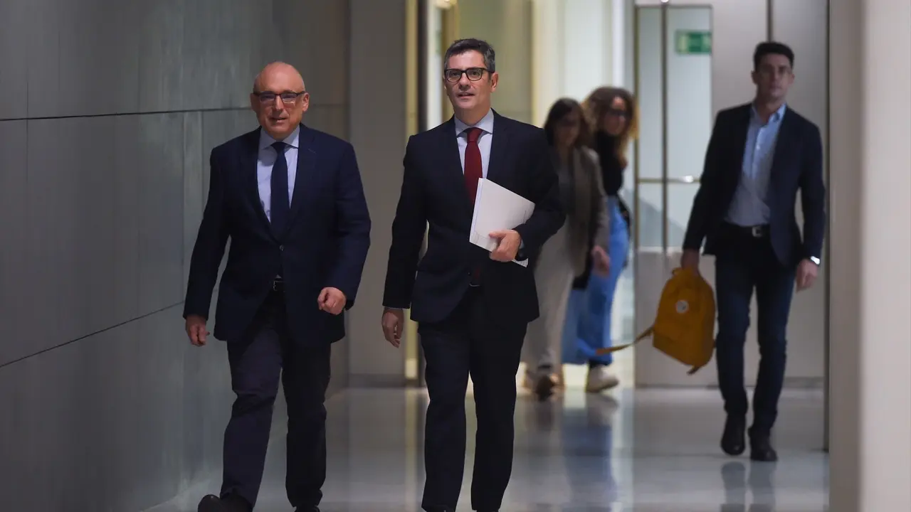 El ministro de la Presidencia, Relaciones con las Cortes y Justicia, F&eacute;lix Bola&ntilde;os (2i). EP / Gustavo Valiente