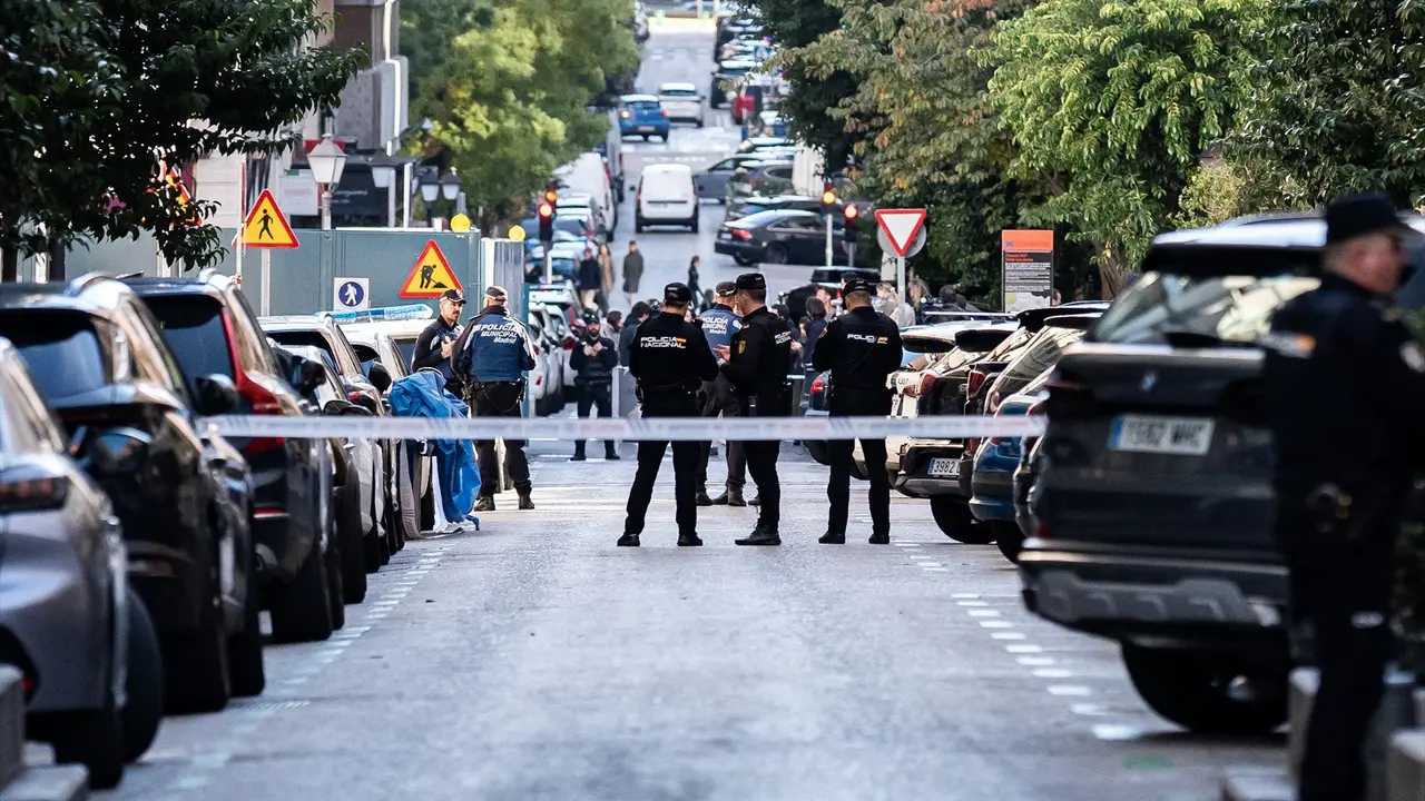 Agentes de Polic&iacute;a Nacional y Municipal en la zona donde se ha disparado al exl&iacute;der del Partido Popular de Catalu&ntilde;a y cofundador de Vox, Alejo Vidal-Quadras, el pasado 9 de noviembre. EP / Diego Radam&eacute;s