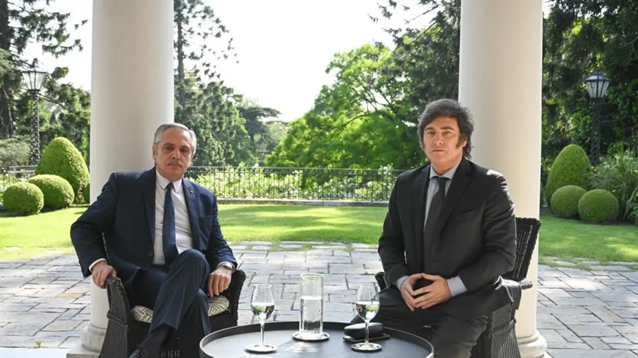 El presidente argentino, Alberto Fern&aacute;ndez (i), y el mandatario electo, Javier Milei, se reunieron en la Quinta de Olivos. EFE / Maria Eugenia Cerutti