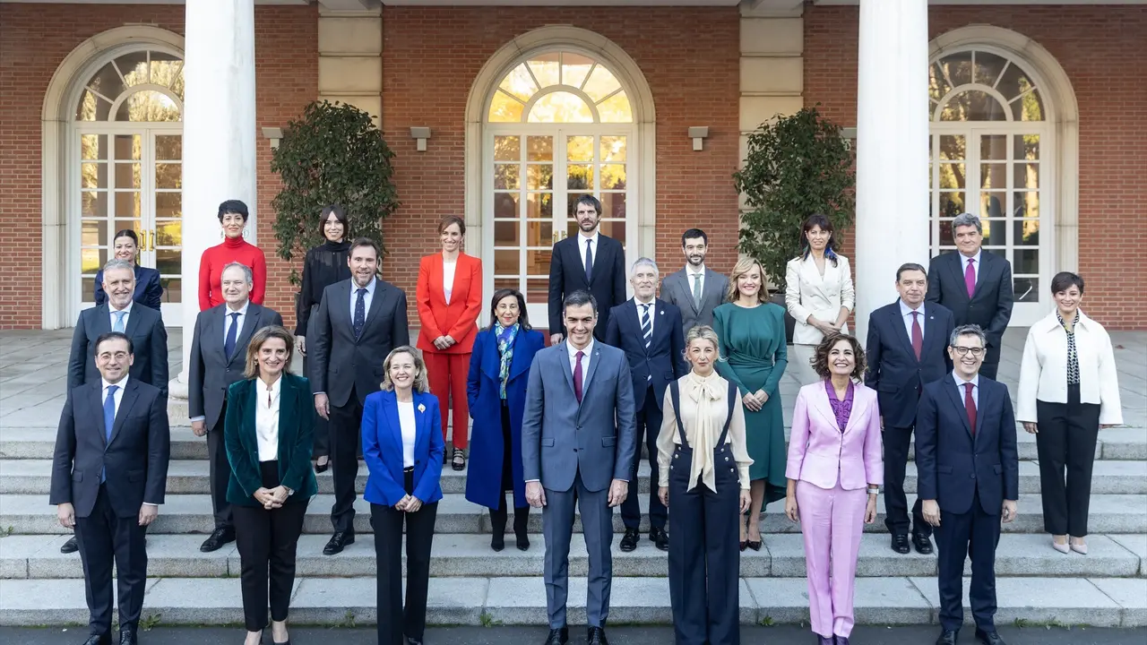 Foto de familia, del presidente del Gobierno de la XV legislatura, Pedro S&aacute;nchez (c), junto a las vicepresidentas y ministros del Ejecutivo. EP / Eduardo Parra
